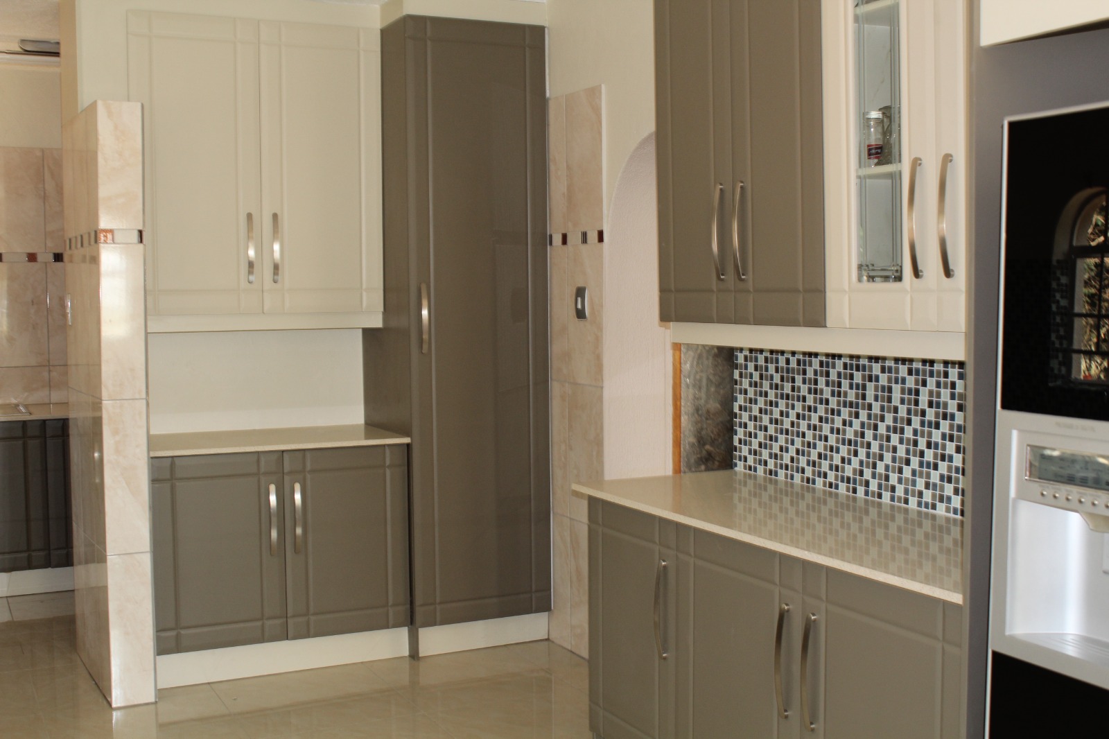 High-gloss two-tone kitchen, White River