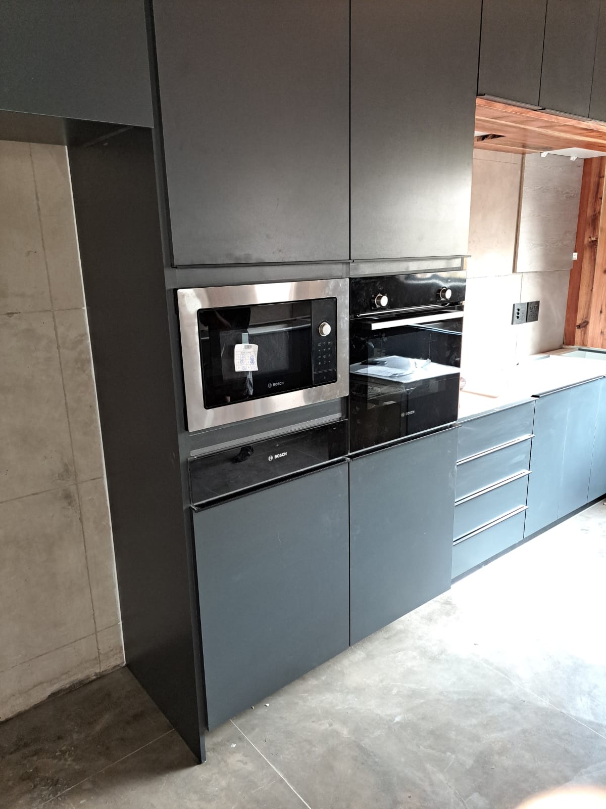 Matte charcoal kitchen with built-in Bosch appliances