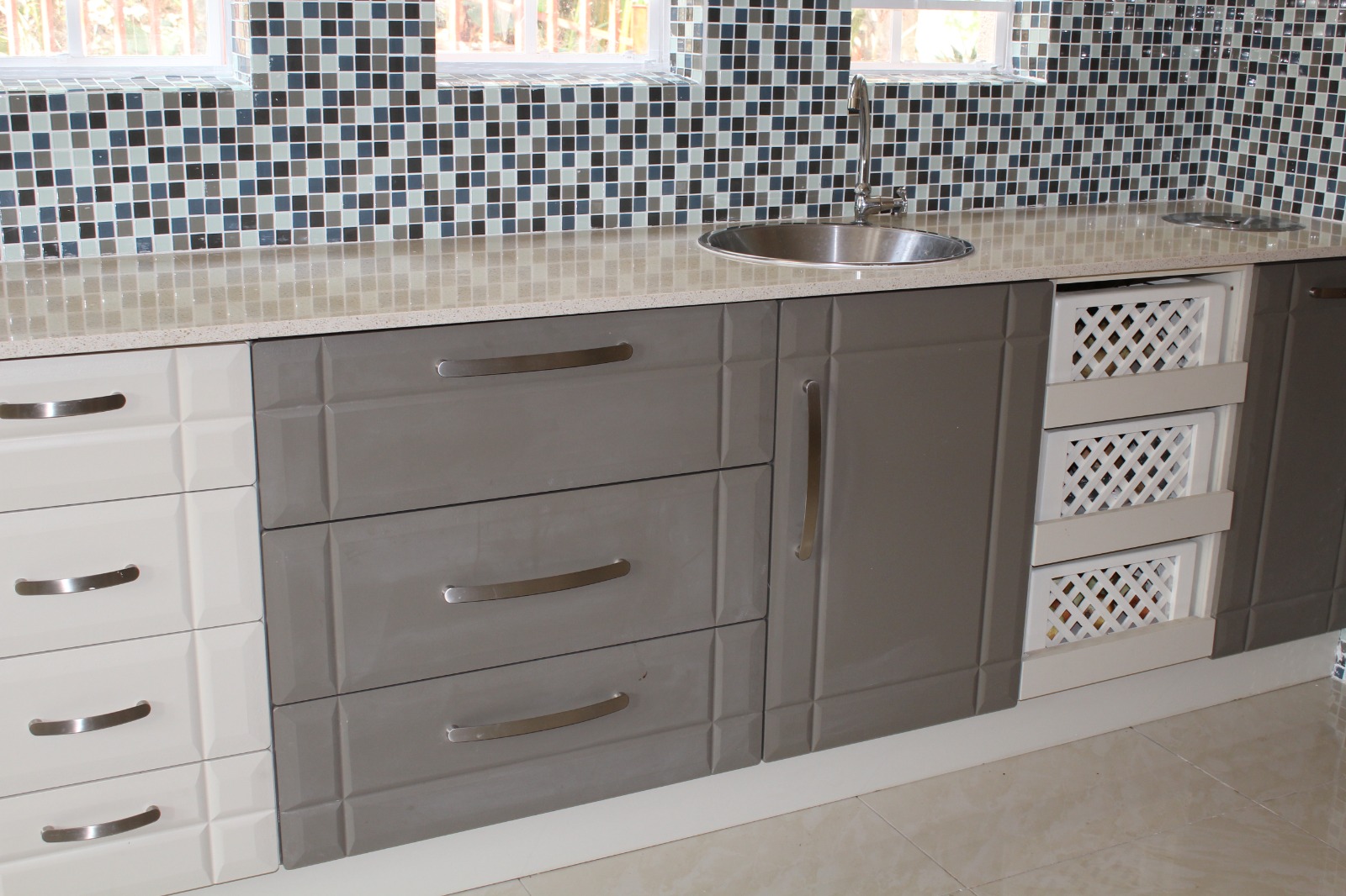 Two-tone high-gloss kitchen drawers with mosaic splashback, Mbombela