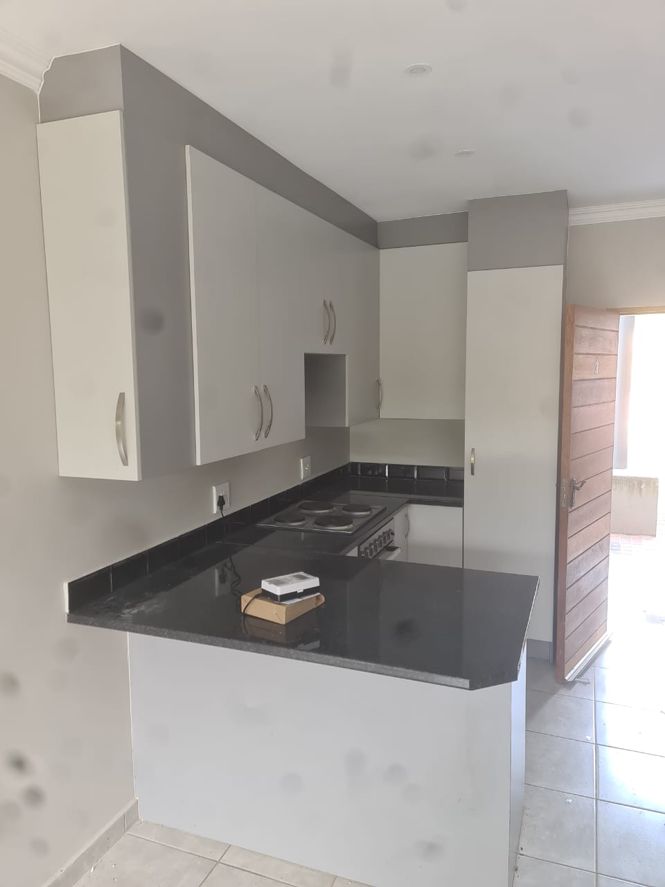 U-shape kitchen with granite tops, Sabie